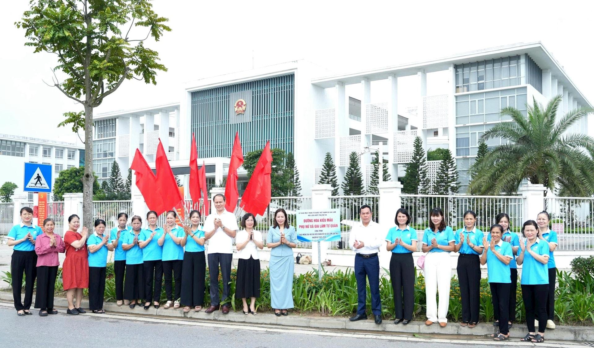 Hội Liên hiệp Phụ nữ xã Gia Lâm thực hiện gắn biển mô hình “Đường hoa kiểu mẫu - Phụ nữ xã Gia Lâm tự quản”. Ảnh: Hoàng Anh