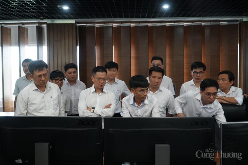 Các cán bộ, kỹ sư Trung tâm Điều độ hệ thống điện miền Trung trước thời khắc chuyển giao lịch sử