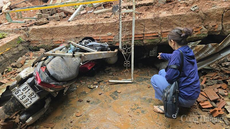 Nhiều tài sản của người dân bị bức tường rào đổ sập, đè lên làm hư hỏng