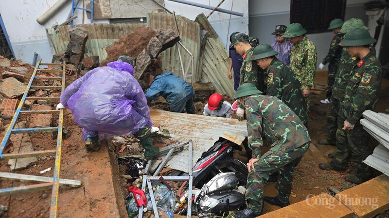 Các lực lượng thu dọn đất đá, tháo dỡ mảng tường đổ, vận chuyển vật dụng hư hỏng và làm sạch khu vực bị ảnh hưởng