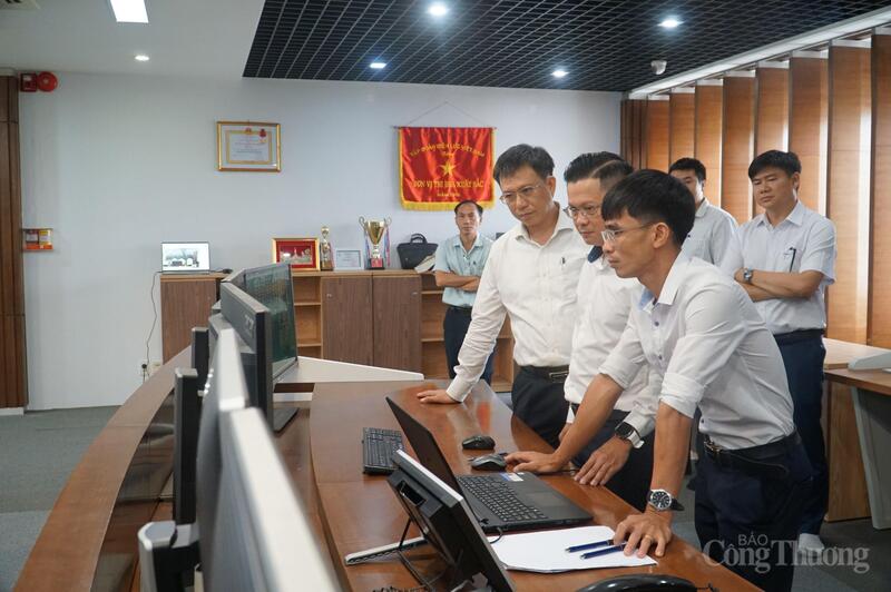 Lãnh đạo CSO và EVNCPC kiểm tra công tác kỹ thuật lần cuối trước khi chính thức chuyển giao quyền điều khiển lưới điện