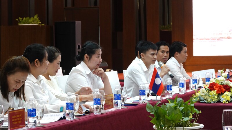 Đại biểu tỉnh Hủa Phăn (Lào) phát biểu tại hội nghị