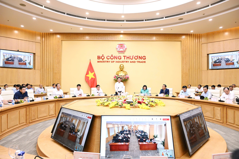 Ủy viên Ban chấp hành Trung ương Đảng, Bí thư Đảng ủy, Bộ trưởng Bộ Công Thương Nguyễn Hồng Diên chủ trì hội nghị. Ảnh: Cấn Dũng