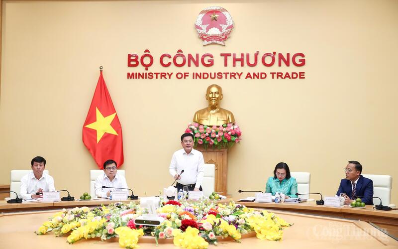 Ủy viên Ban chấp hành Trung ương Đảng, Bí thư Đảng ủy, Bộ trưởng Bộ Công Thương Nguyễn Hồng Diên chủ trì Hội nghị.