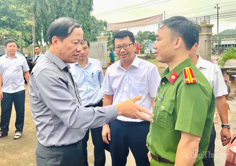 Chủ tịch UBND tỉnh Gia Lai Phạm Anh Tuấn thăm hỏi cán bộ, bà con xã Ia Dom. Ảnh: Hiền Mai