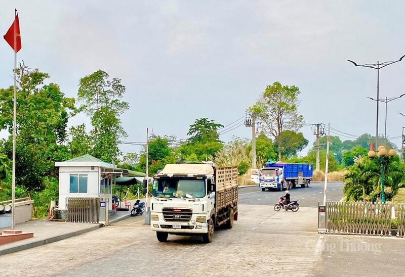 Phương tiện vận chuyển hàng hoá qua Cửa khẩu quốc tế Lệ Thanh. Ảnh: Hiền Mai