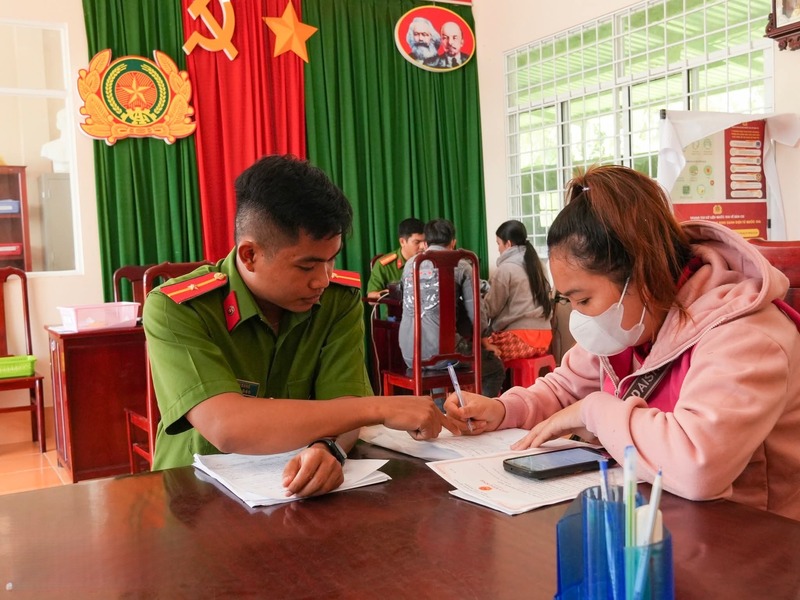 Cán bộ Công an hướng dẫn thủ tục hành chính cho người dân. Ảnh: Công an TP. Cần Thơ