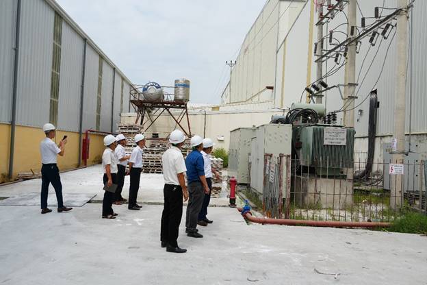 Đoàn công tác Điện lực Lào Cai kiểm tra hiện trạng trạm biến áp Công ty CP Khoáng sản công nghiệp Yên Bái. Việc rà soát kỹ thuật định kỳ nhằm đảm bảo vận hành an toàn, liên tục, phục vụ ổn định hoạt động sản xuất của doanh nghiệp. Ảnh: NH