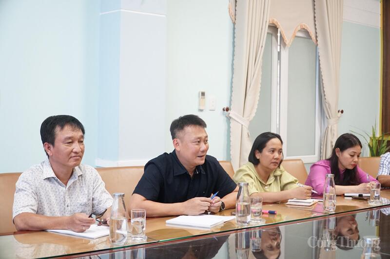 Ông Nguyễn Quang Hồng (thứ 2, từ trái sang), Phó Vụ trưởng Vụ Tổ chức cán bộ, Bộ Công Thương trao đổi tại buổi làm việc