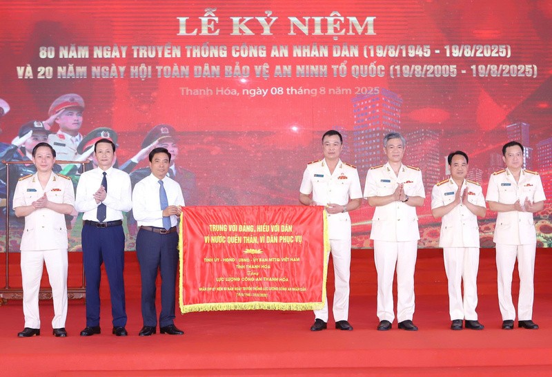 Lãnh đạo tỉnh Thanh Hóa trao tặng Công an tỉnh bức trướng mang dòng chữ “Trung với Đảng, hiếu với dân, vì nước quên thân, vì dân phục vụ”. Ảnh: Minh Hiếu