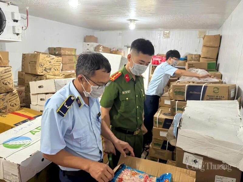Các cơ quan chức năng kiểm tra một kho hàng của Công ty TNHH xuất nhập khẩu Thịnh Phát Food