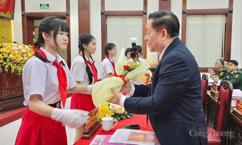 Đồng chí Nguyễn Trọng Nghĩa nhận hoa của các cháu thiếu niên nhi đồng
