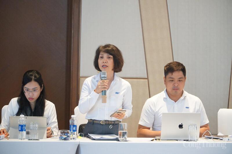 Bà Vũ Thu Thủy, Phó Tổng giám đốc Sở Giao dịch hàng hóa Việt Nam góp ý tại Hội thảo