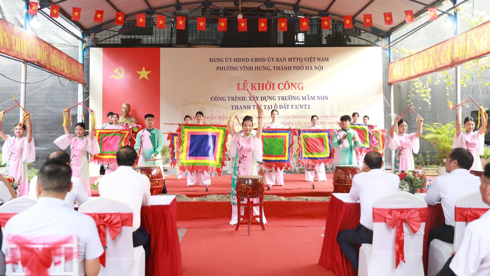 Tiết mục văn nghệ chào mừng lễ khởi công. Ảnh: Phong Thu