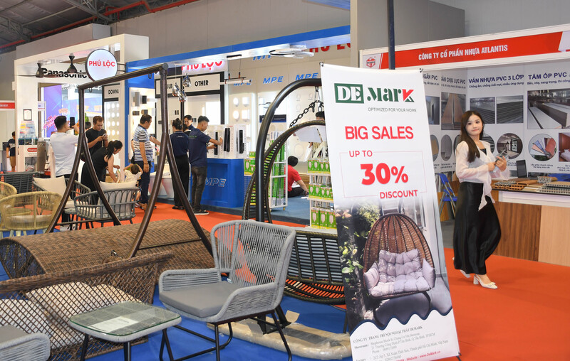 Hầu hết doanh nghiệp tham gia Triển lãm quốc tế Vietbuild TP. Hồ Chí Minh 2025 đều khuyến mãi, giảm giá từ 15 - 50% cho tất cả các dòng sản phẩm kích cầu tiêu dùng. Ảnh: Thanh Minh.