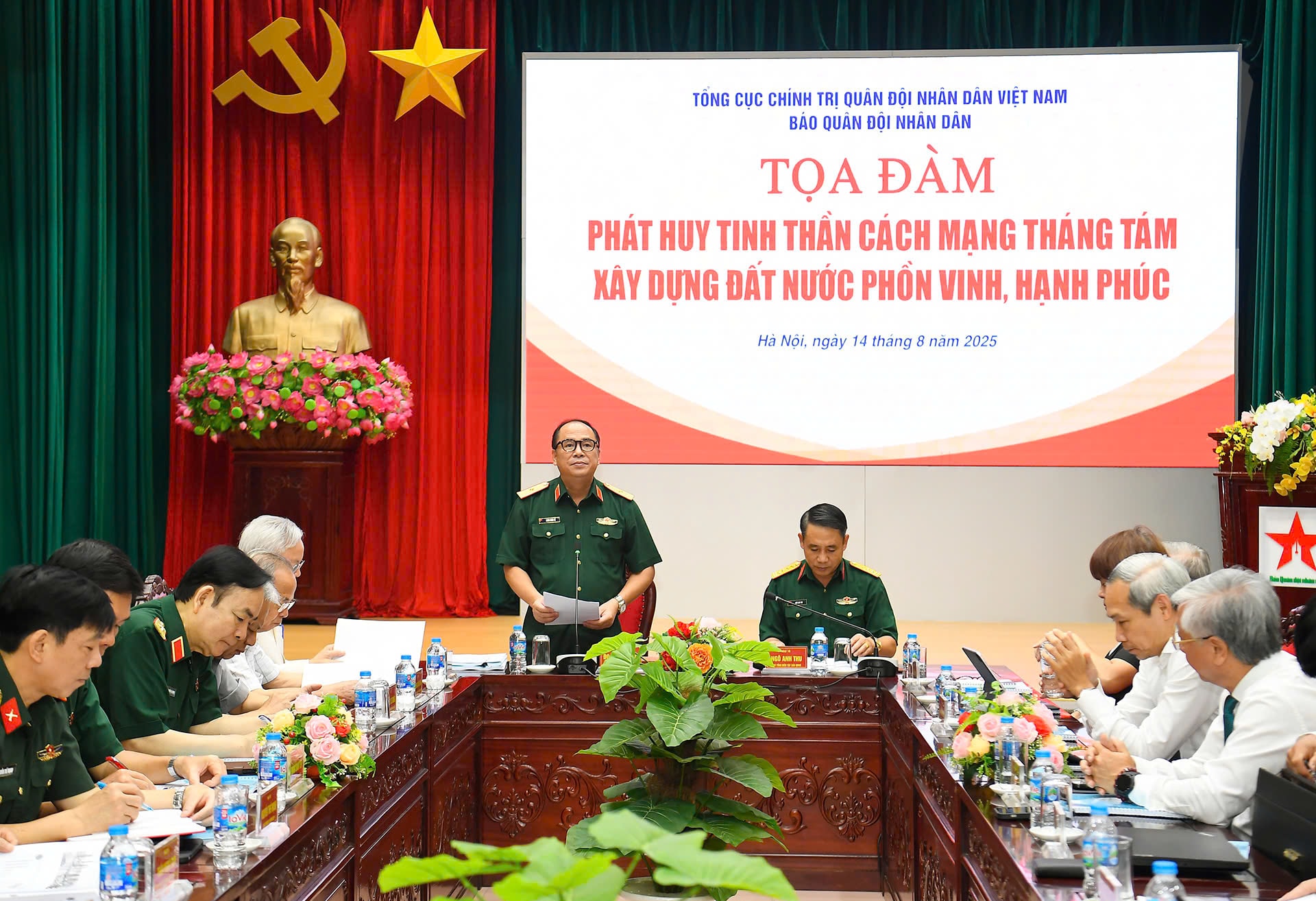 Thiếu tướng Đoàn Xuân Bộ, Bí thư Đảng ủy, Tổng biên tập Báo Quân đội nhân dân phát biểu đề dẫn Tọa đàm. Ảnh: Tro