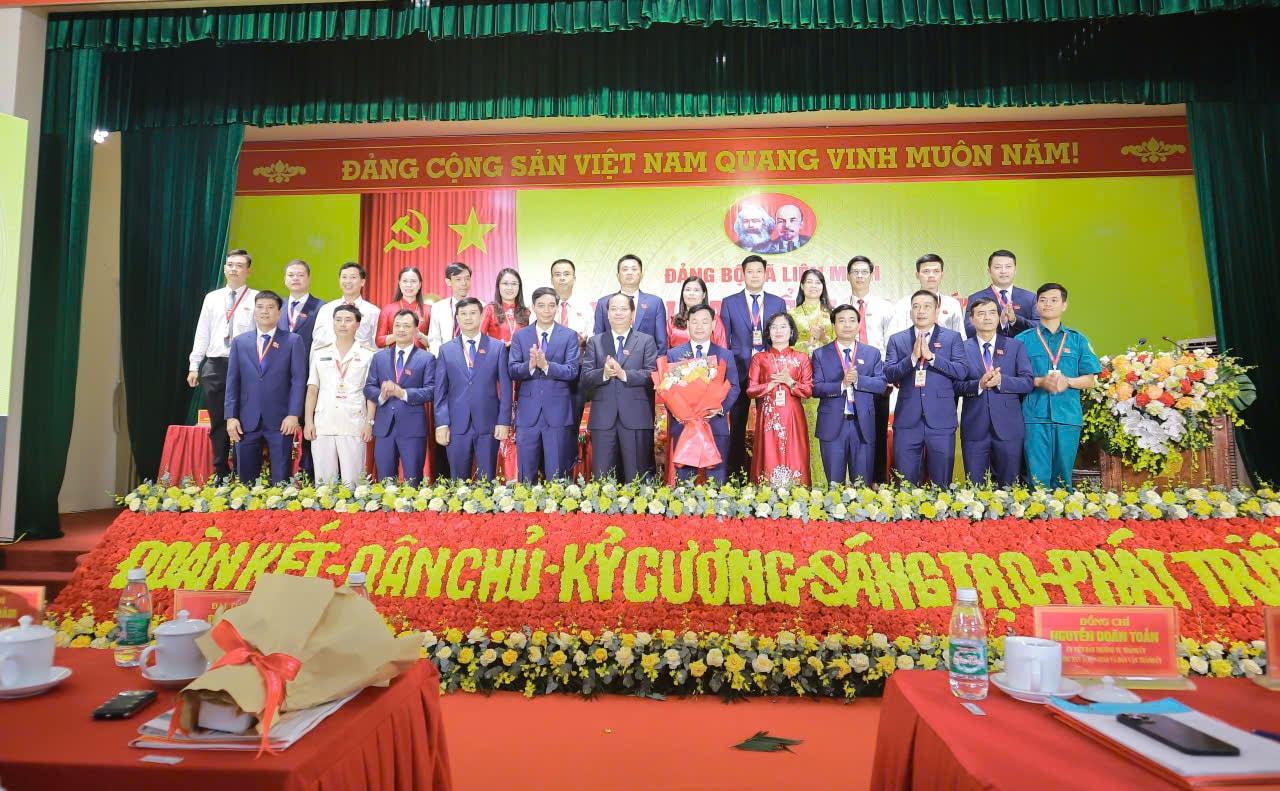 Trưởng ban Tuyên giáo và Dân vận Thành uỷ Nguyễn Doãn Toản tặng hoa, chúc mừng Ban Chấp hành Đảng bộ xã Liên Minh khóa I, nhiệm kỳ 2025-2030. Ảnh: Minh Phú