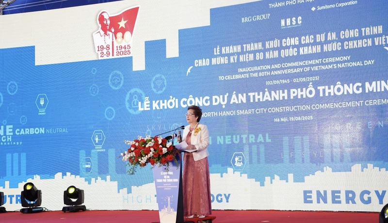 Bà Nguyễn Thị Nga, Chủ tịch Tập đoàn BRG, Phó Chủ tịch kiêm Tổng Giám đốc Công ty Thành phố Thông minh Bắc Hà Nội phát biểu tại lễ khởi công. Ảnh: Diệu Linh