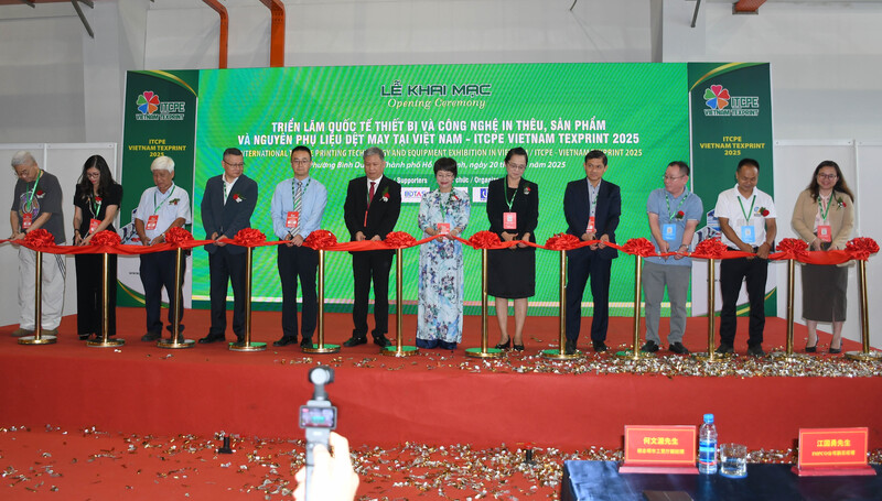 Lãnh đạo Sở Công Thương TP. Hồ Chí Minh cùng các đại biểu thực hiện nghi thức cắt băng khai mạc sự kiện. Ảnh: Minh Khuê.