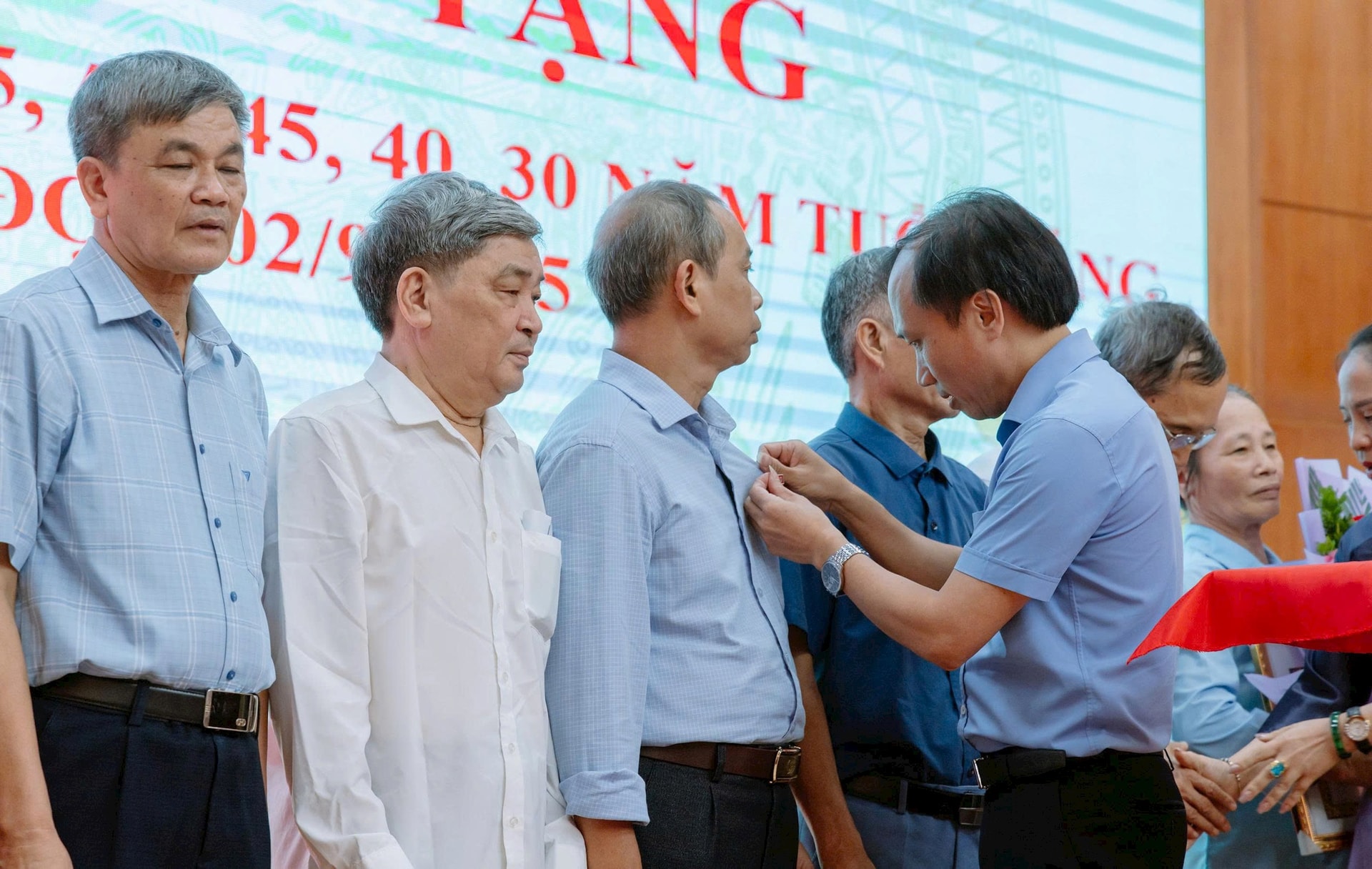 xa-van-dinh-trao-hh-dang.jpg