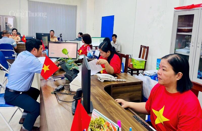 Tại Trung tâm Phục vụ hành chính công thành phố rực rỡ màu áo, không khí vui tươi, phấn khởi chào mừng ngày lễ lớn.