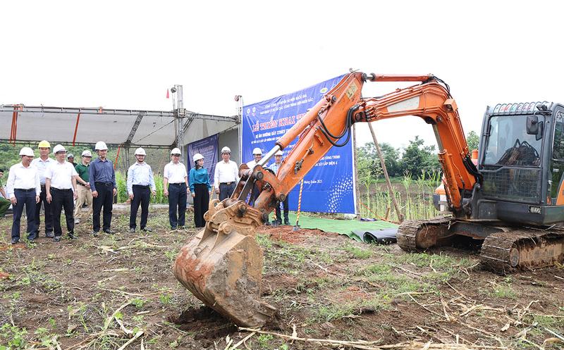 Ngay sau nghi thức, các nhà thầu chính thức bắt đầu thi công dự án