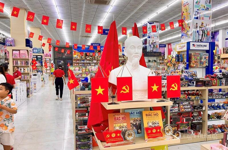 Các nhà sách trên địa bàn TP. Cần Thơ trang trí rực rỡ sắc cờ sao vàng chào mừng Quốc khánh 2/9.