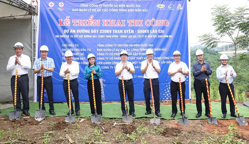 Các đại biểu thực hiện nghi thức khởi công dự án