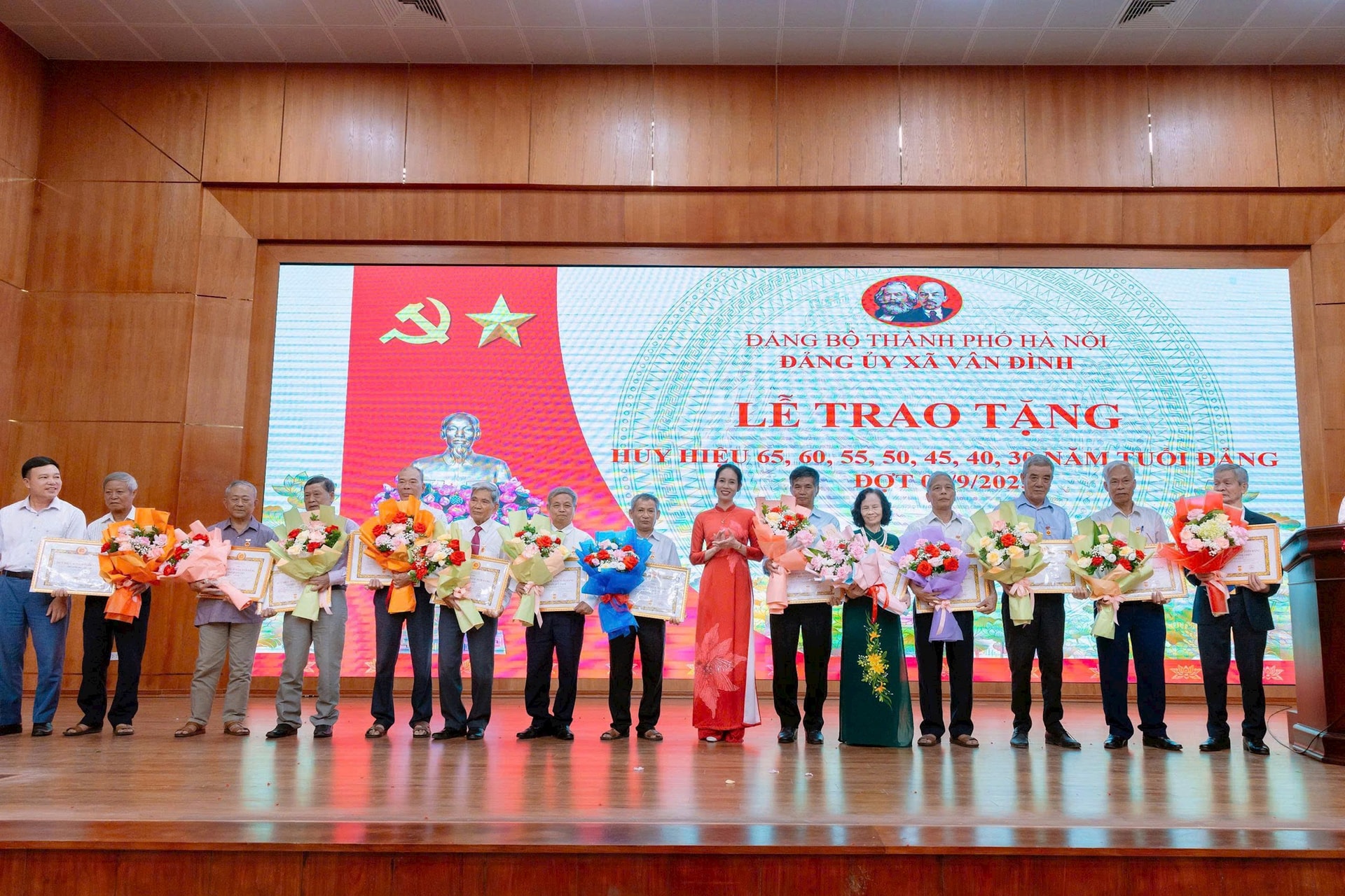xa-van-dinh-trao-hh-da1ng.jpg