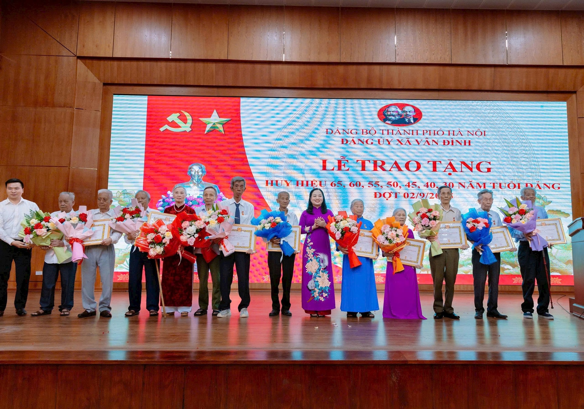 xa-van-dinh-trao-hh-da8ng.jpg