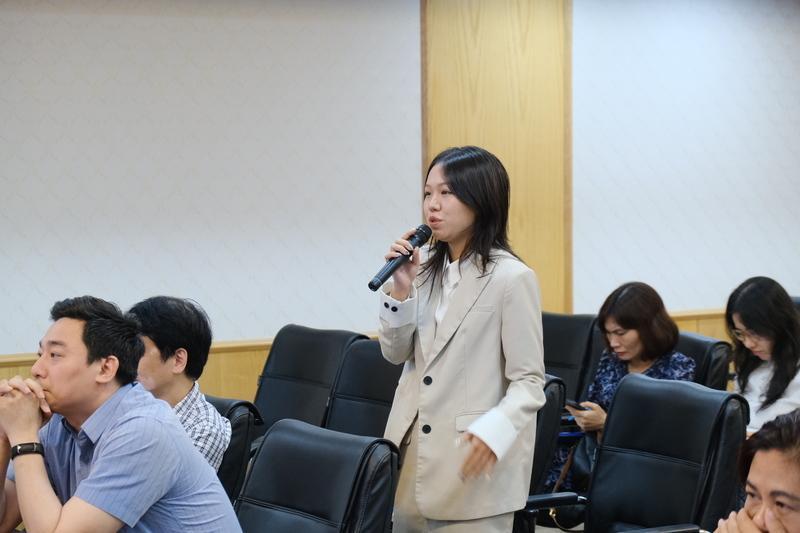 Cán bộ Bộ Công Thương đặt câu hỏi tới báo cáo viên tại hội nghị. Ảnh: Lê An