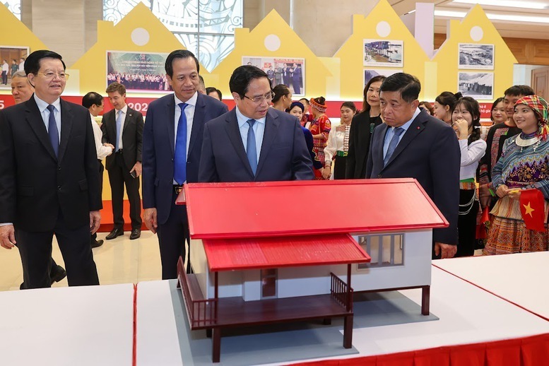 Thủ tướng và các đại biểu tham quan một mẫu nhà cho đồng bào dân tộc được trưng bày tại hội nghị - Ảnh: VGP/Nhật Bắc