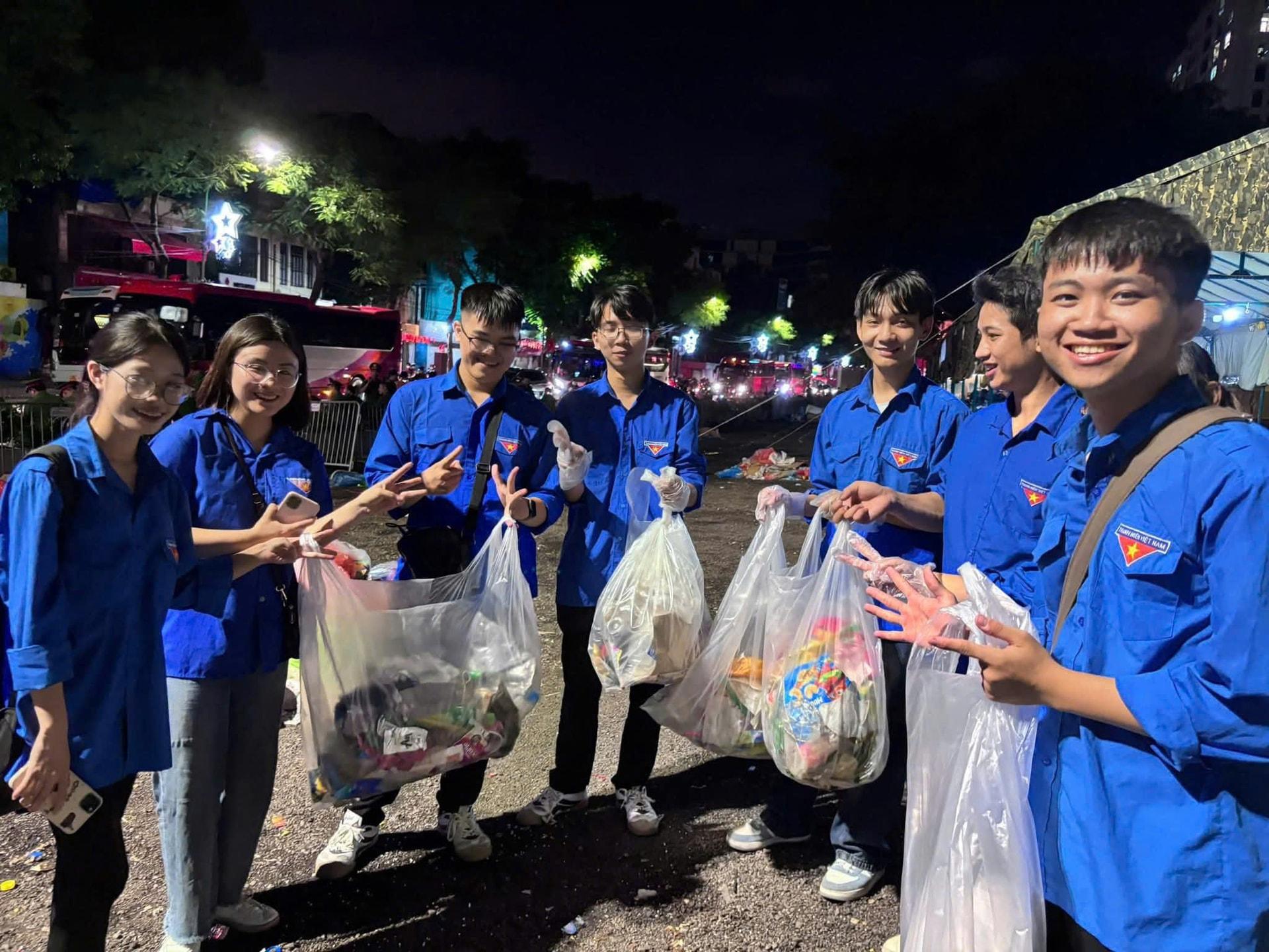 Đoàn viên, thanh niên phường Ba Đình cùng nhau dọn dẹp rác sau tổng hợp luyện lần 2, tối ngày 24-8-2025. Ảnh: MH