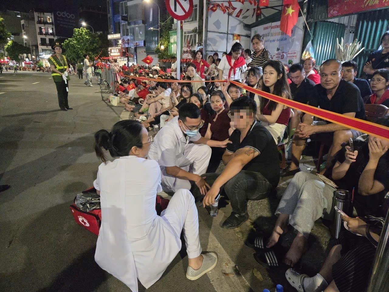 Cán bộ và tình nguyện viên của phường Ba Đình sơ cứu người dân gặp sự cố sức khỏe. Ảnh: DH