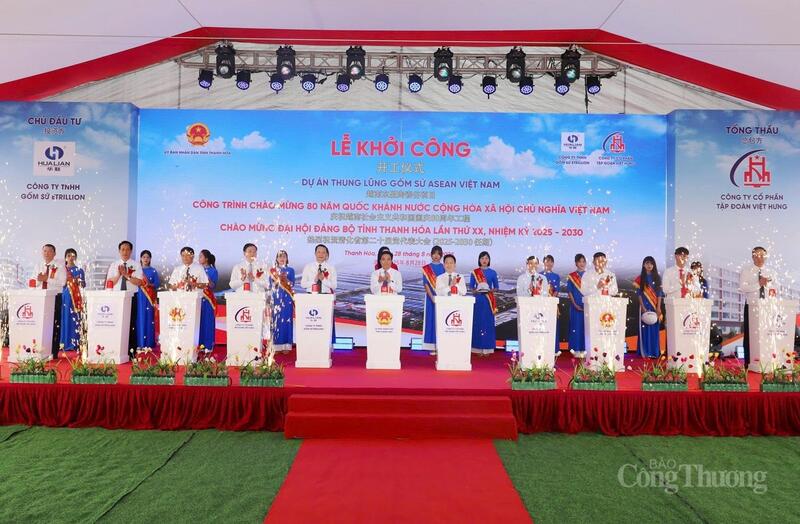 Đại biểu thực hiện nghi thức bấm nút khởi công dự án