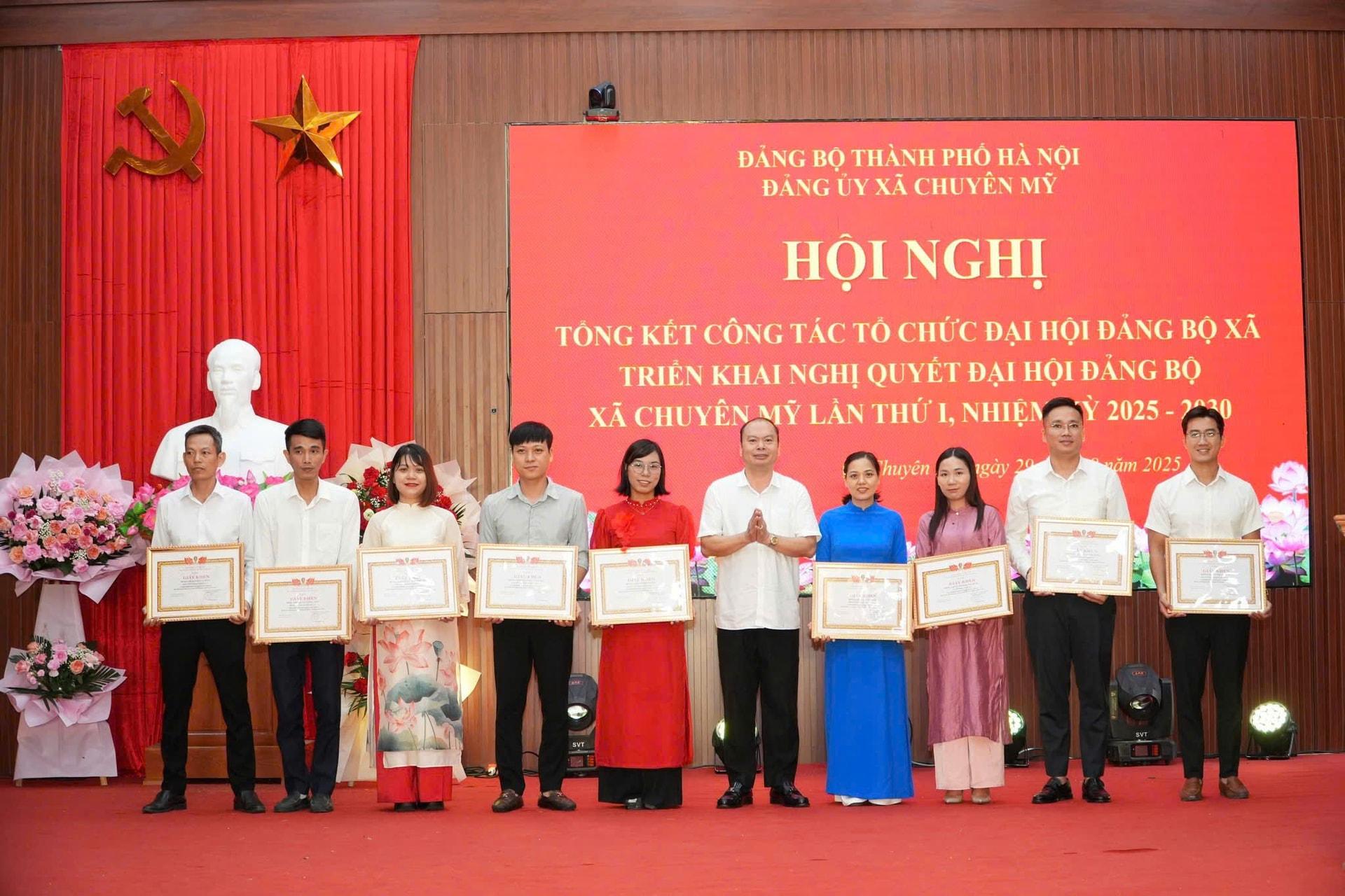 Lãnh đạo xã Chuyên Mỹ trao tặng huy hiệu đảng tặng các đảng viên. Ảnh: Đình Lộc