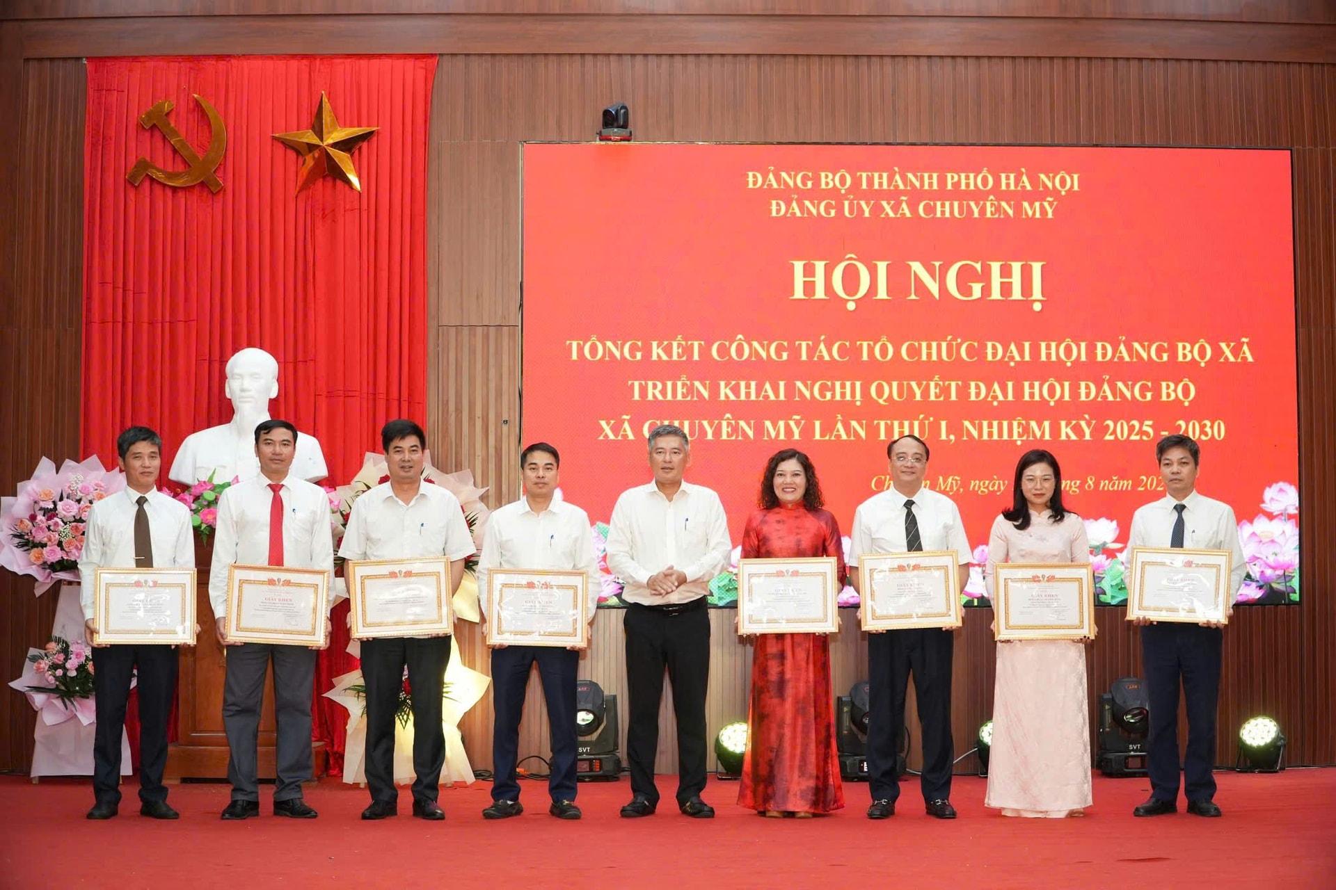 Đảng uỷ xã Chuyên Mỹ đã khen thưởng 15 tập thể và các cá nhân có thành tích xuất sắc trong công tác tổ chức, phục vụ Đại hội đại biểu Đảng bộ xã lần thứ I. Ảnh: Đình Lộc