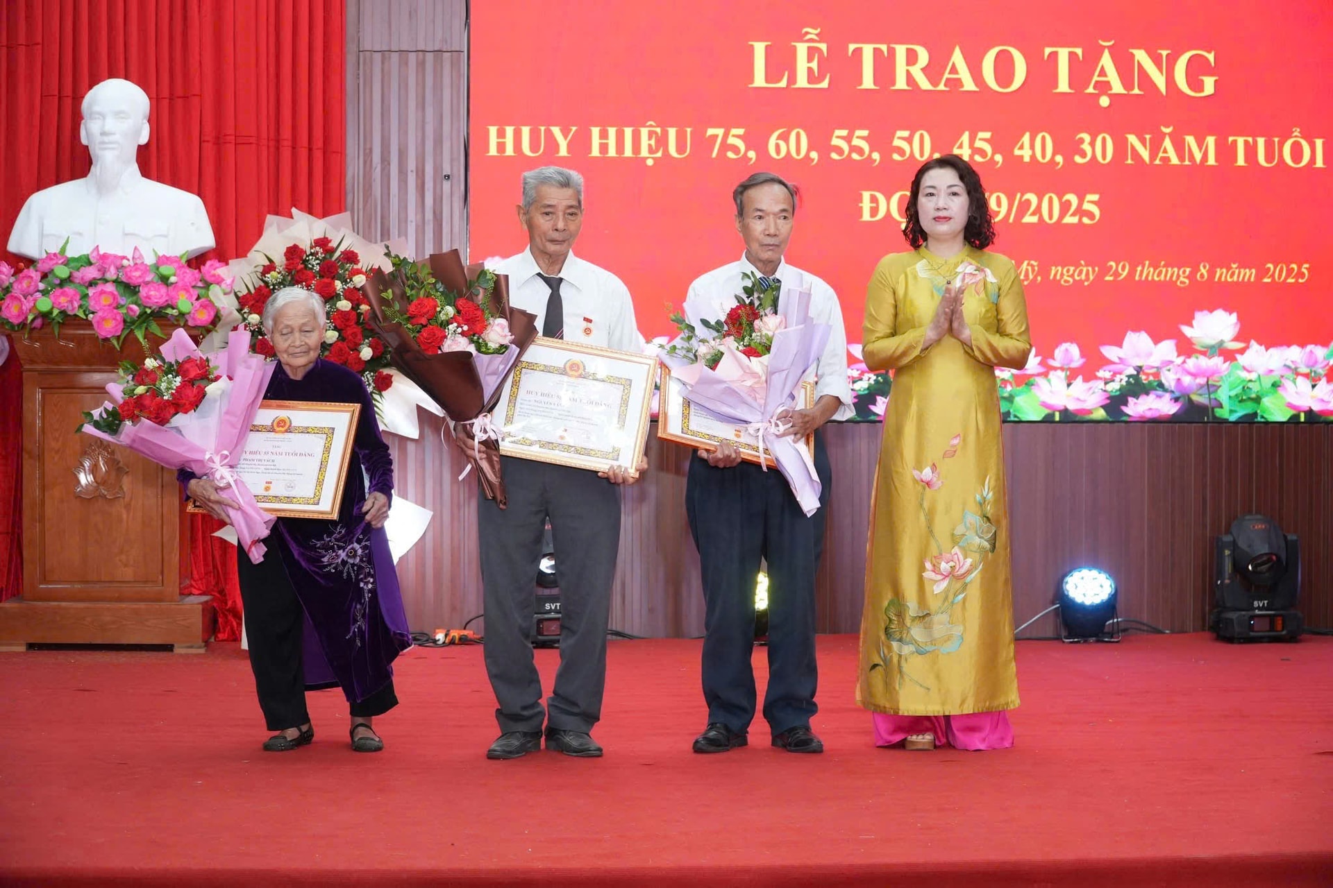 Lãnh đạo xã Chuyên Mỹ trao tặng huy hiệu đảng tặng các đảng viên. Ảnh: Đình Lộc