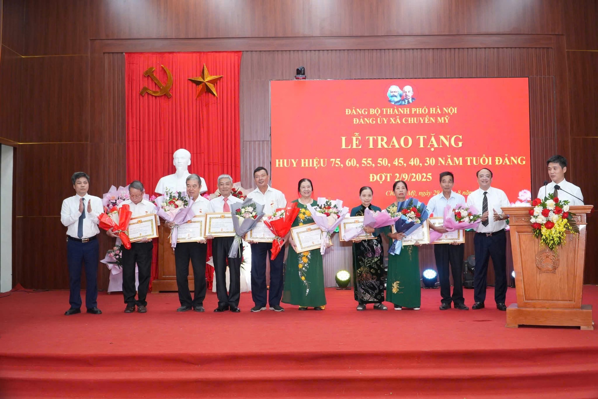 Lãnh đạo xã Chuyên Mỹ trao tặng huy hiệu đảng tặng các đảng viên. Ảnh: Đình Lộc