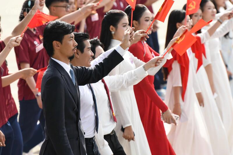 Rapper Đen Vâu (ngoài cùng bên trái) tham gia khối văn hoá, thể thao. Ảnh: Nam Nguyễn