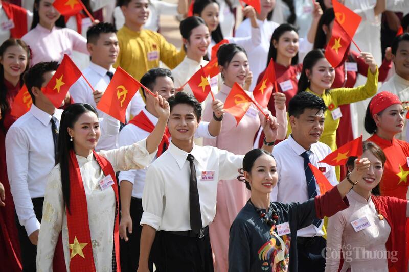 Những gương mặt nghệ sĩ rạng ngời trong ngày hội non sông. Ảnh: Nam Nguyễn