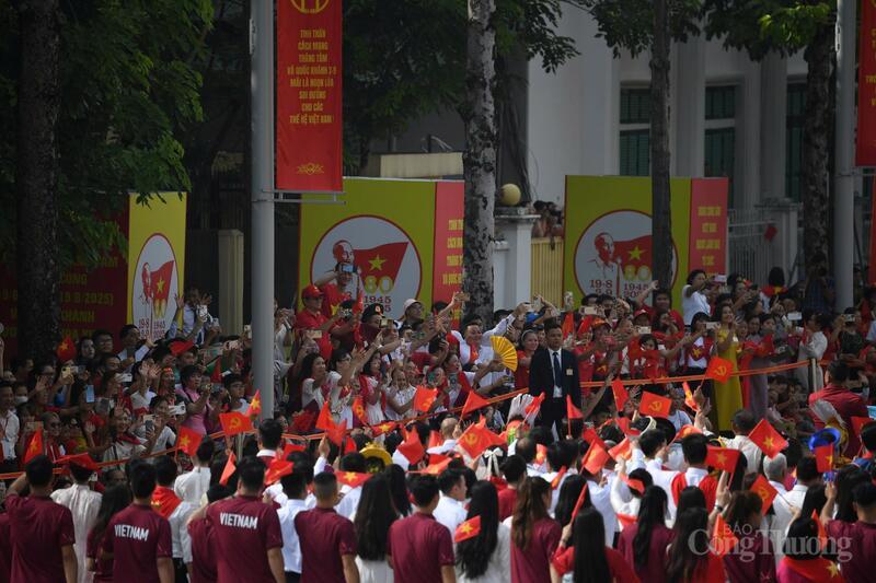 Khối văn hóa, thể thao sải bước trong tiếng hò reo, cổ vũ của người dân. Ảnh: Nam Nguyễn