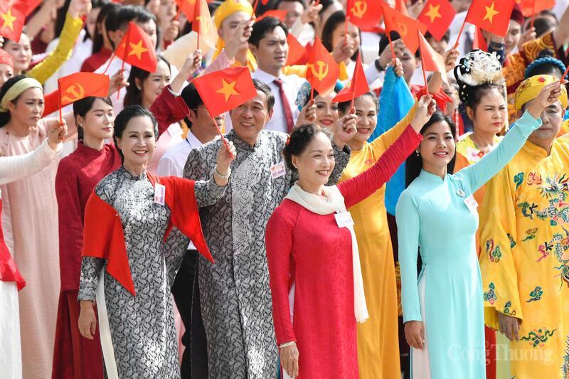 Cặp vợ chồng nghệ sĩ Lan Hương - Đỗ Kỷ trong khối văn hóa, thể thao. Ảnh: Nam Nguyễn