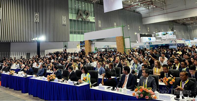 Các đại biểu tham dự lễ khai mạc chuỗi sự kiện.