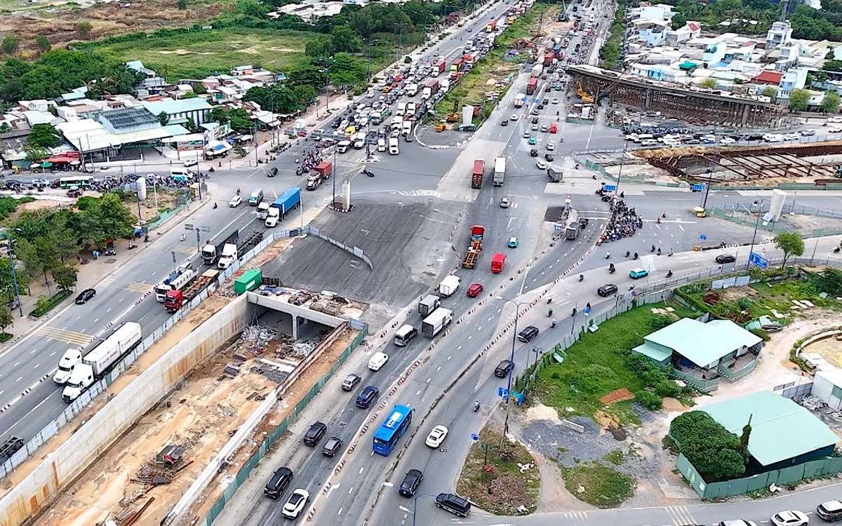 Nút giao An Phú dự kiến hoàn thành thông xe trước ngày 31/12 đối với nhánh cầu vượt N2 và thông xe hầm chui HC1-02 trước Tết Nguyên đán 2026. Ảnh: Phạm Bằng
