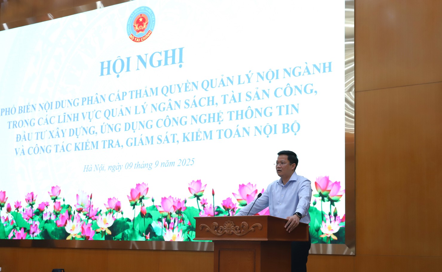 Thứ trưởng Bộ Tài chính Nguyễn Đức Tâm dự và chỉ đạo hội nghị.