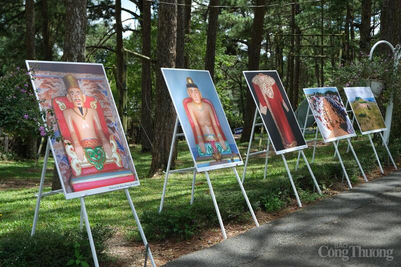 Việc trưng bày các hình ảnh nhằm gắn kết di sản địa phương với cộng đồng, khẳng định giá trị bảo tồn và phát huy di sản, đồng thời tạo điểm nhấn hấp dẫn khách du lịch trong và ngoài nước. Ảnh: Lê Sơn