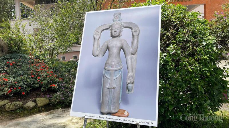 Hình ảnh Bảo vật quốc gia Avalokitesvara Bắc Bình được trưng bày tại triển lãm. Ảnh: Lê Sơn