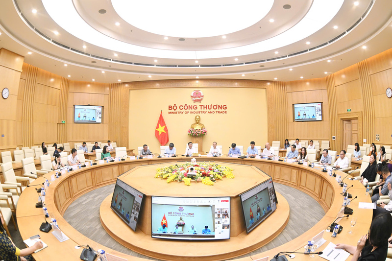 Bộ trưởng Nguyễn Hồng Diên đề nghị các doanh nghiệp xuất khẩu gạo chia sẻ những khó khăn, vướng mắc cần hỗ trợ, tháo gỡ. Ảnh: Cấn Dũng.