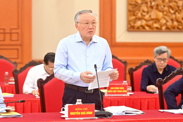 Phó Thủ tướng Thường trực Chính phủ Nguyễn Hòa Bình trình bày báo cáo tại cuộc làm việc. (Ảnh: ĐĂNG KHOA).  